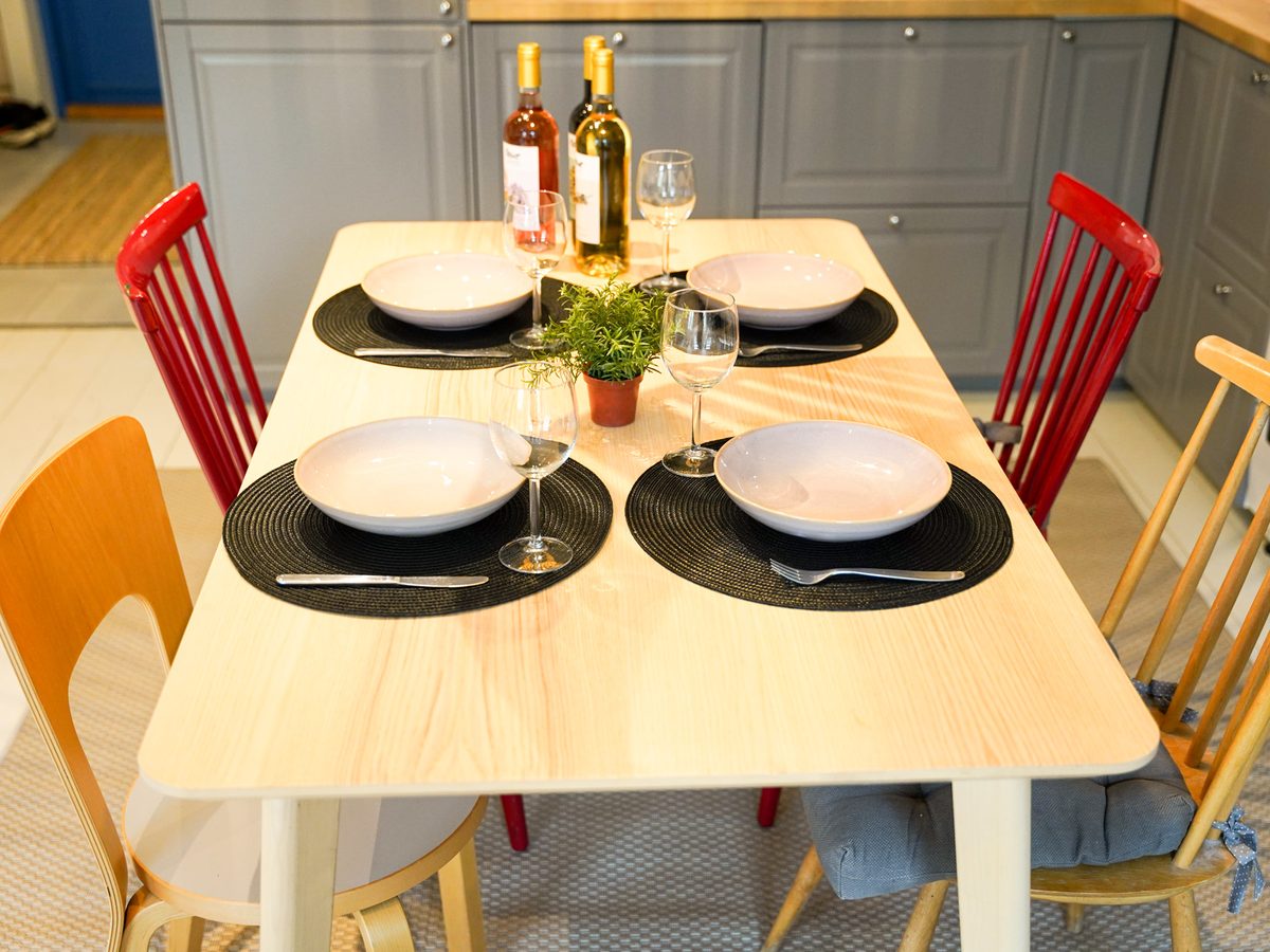 Köpmans Apartment set dining table with wine glasses and plates