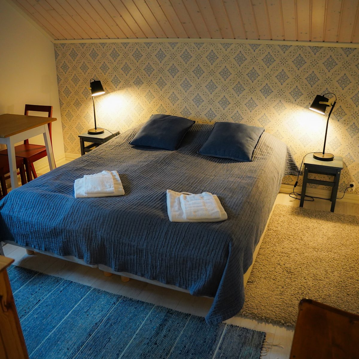 Köpmans Bed & Breakfast — cosy room in evening lighting