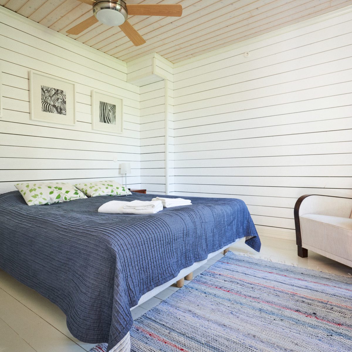 Köpmans Bed & Breakfast — bright room with art prints
