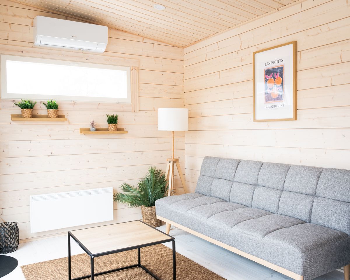 Lounge-tila sohvineen ja taideprinttineen