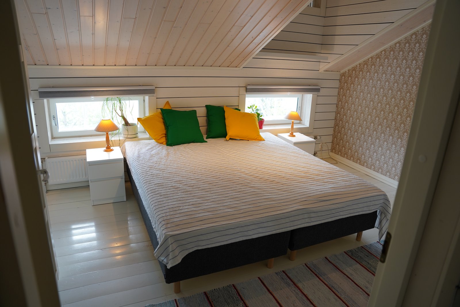 Köpmans Apartment yläkerran makuuhuone parisängyllä
