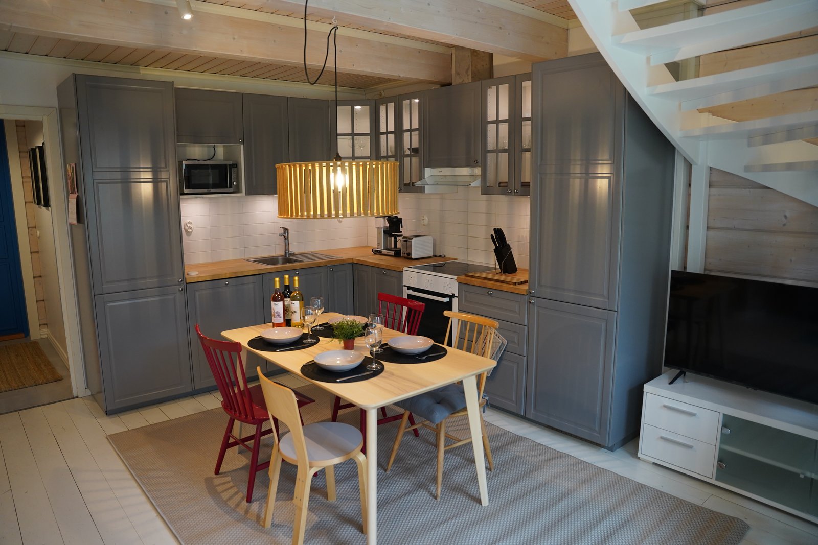 Köpmans Apartment keittiö ja ruokailualue