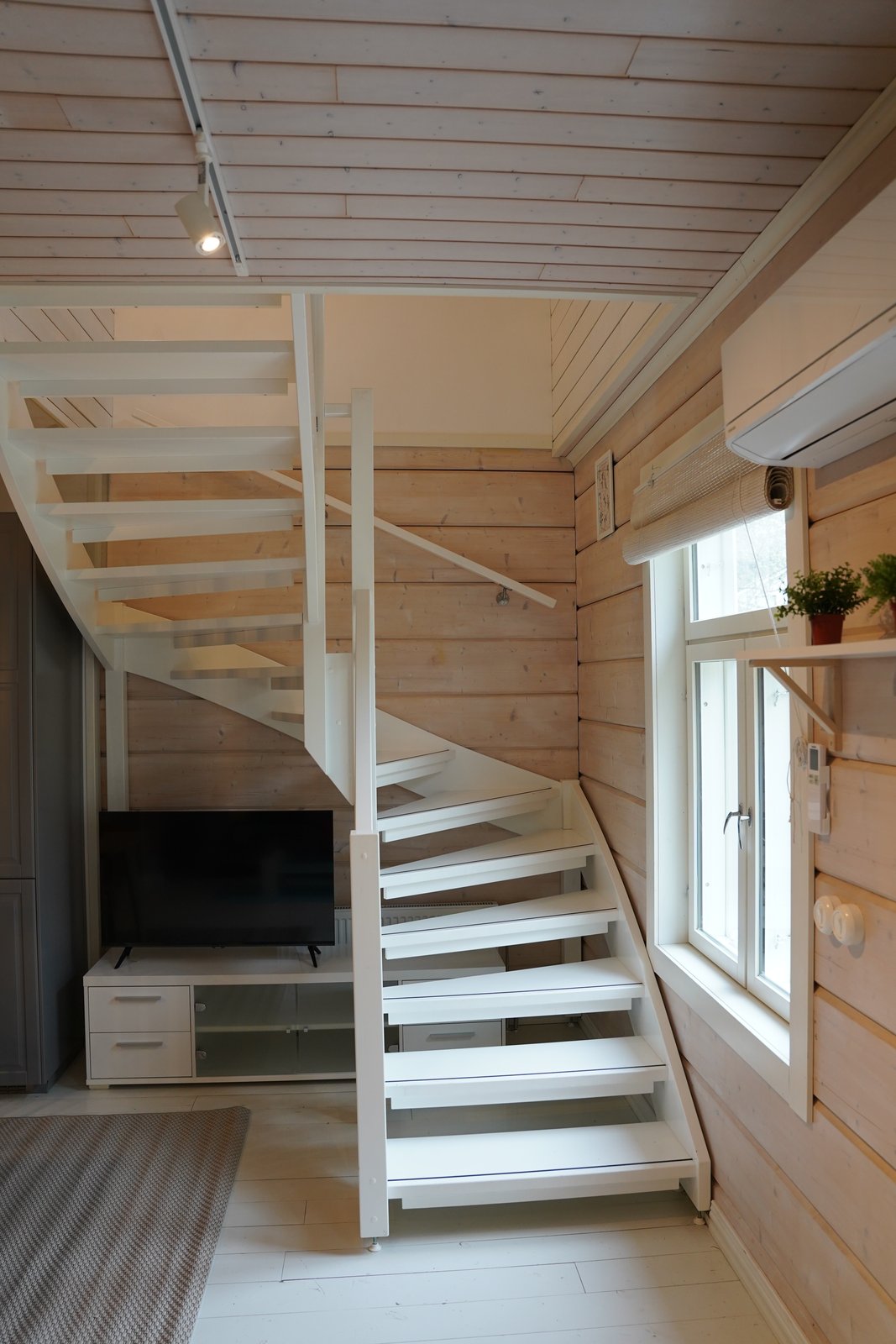 Köpmans Apartment portaat yläkertaan ja olohuone